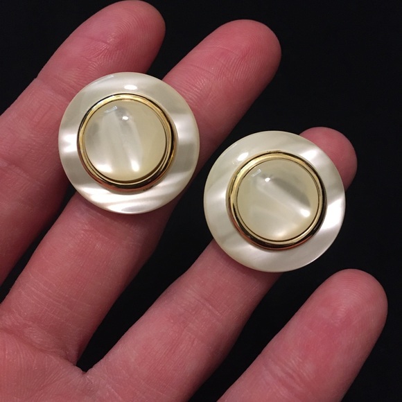 Vintage Round Cream White Pearlescent Clip On Earrings - Picture 1 of 6